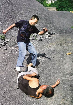 浙江萧山停产石矿仍开采 举报者被当街殴打(图)
