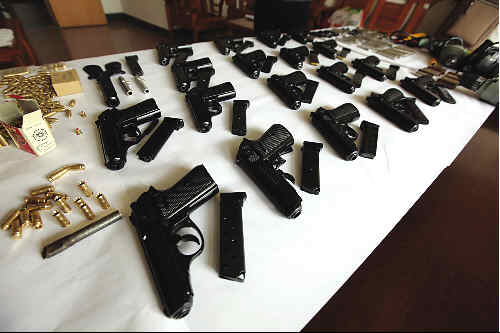 警方缴获涉案枪支31支,子弹350发.通讯员供图