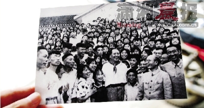 罗正林展示的1959年毛主席回韶山与韶山学校师生集体合影原始照片.