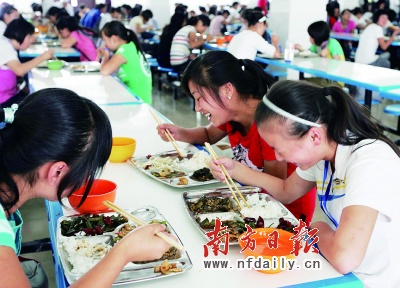 昨天,汶川一中的学生在干净舒适的食堂用餐.本报特派记者梁文祥摄