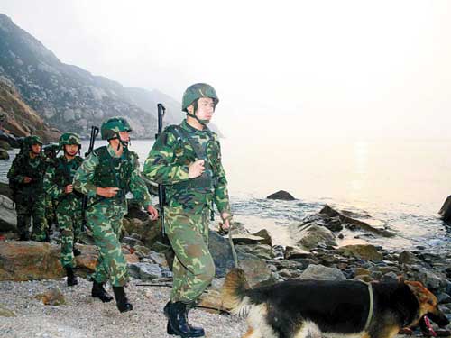 北尖岛海防连官兵在海边巡逻