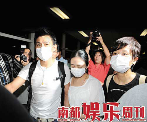 8月25日晚，刘德华紧牵朱丽倩出现在香港机场，首次公开宣示“这是我的女人”。