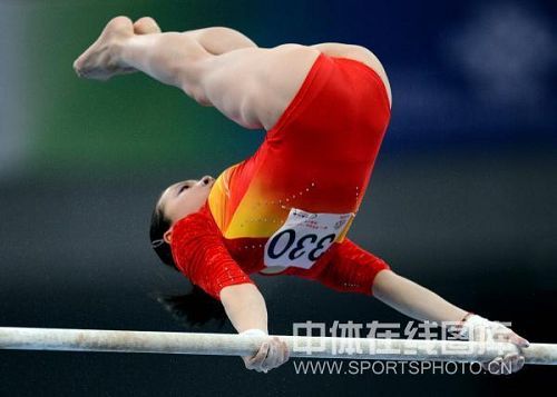 組圖女子全能鄧琳琳奪冠三位小姑娘舉花合影