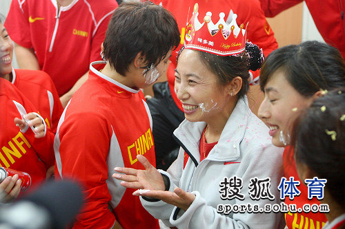图文短道队为教练庆祝生日李琰教练笑容满面
