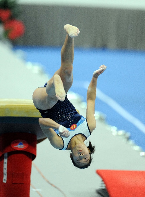 图文:全运会杨佩女子跳马夺冠 空翻动作抓拍