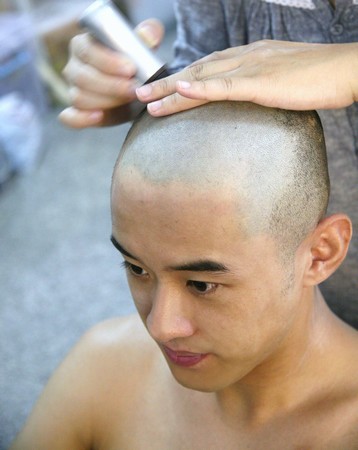 北京小伙刮光头图片