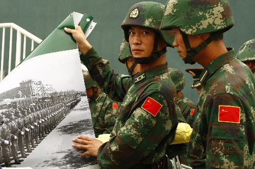 组图阅兵村里看阅兵
