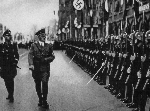 德国:希特勒1935年柏林阅兵的场面(资料图片)德国:希特勒1935年柏林