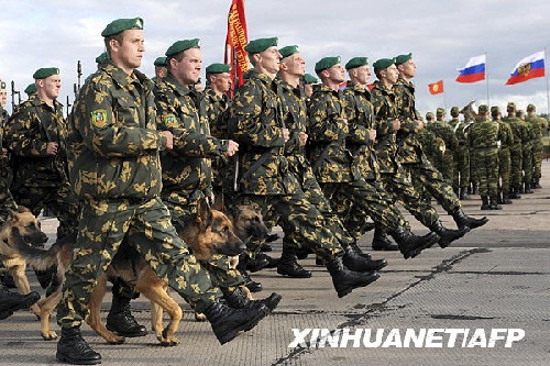 9月29日,在白俄罗斯巴拉诺维奇附近,白俄罗斯士兵牵着警犬在演习