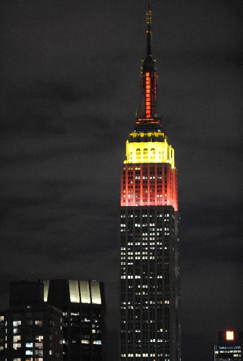 9月30日晚,美国纽约帝国大厦亮起红,黄,红三层双色景观灯,庆祝新