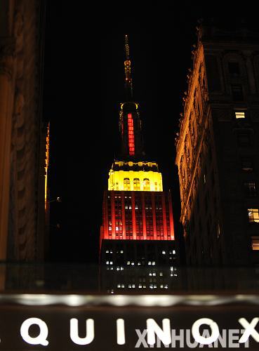 9月30日晚,美国纽约帝国大厦亮起红,黄,红三层双色景观灯,庆祝新