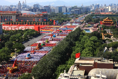群众在新中国成立60周年庆祝大会上游行(组图)-搜狐新闻