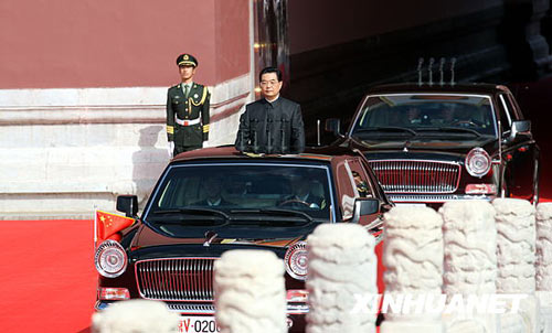 这是中共中央总书记、国家主席、中央军委主席胡锦涛乘的检阅车驶出天安门。新华社记者姚大伟摄
