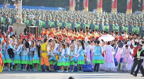 参加国庆60周年联欢晚会的演员在入场。新华网 马轶群 摄