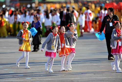 参加国庆60周年联欢晚会的小演员在入场。新华网 马轶群 摄