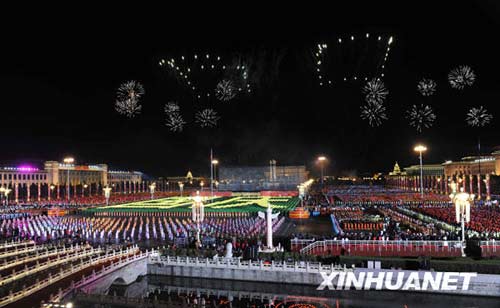 这是烟花在天安门上空绘出“60”的图案祝福祖国。新华社记者郭大岳摄