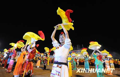 10月1日，首都各界庆祝中华人民共和国成立60周年联欢晚会在北京天安门广场举行。这是群众在广场上载歌载舞。新华社记者王雷摄