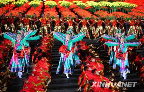 10月1日，首都各界庆祝中华人民共和国成立60周年联欢晚会在北京天安门广场举行。这是演员天安门广场上表演。 新华社记者王建民摄
