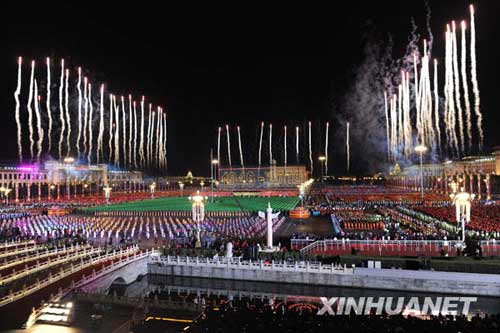 这是60支“烛光”烟花为祖国祝福。10月1日晚，首都各界庆祝中华人民共和国成立60周年联欢晚会在北京天安门广场举行。新华社记者郭大岳摄