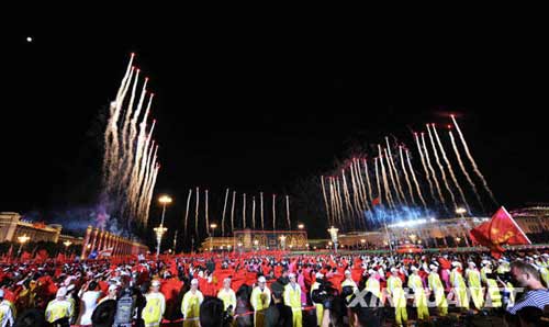10月1日，首都各界庆祝中华人民共和国成立60周年联欢晚会在北京天安门广场举行。新华社记者 丁林 摄