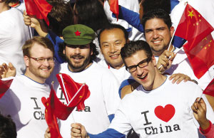 老外穿上“我爱中国”字样的T恤。