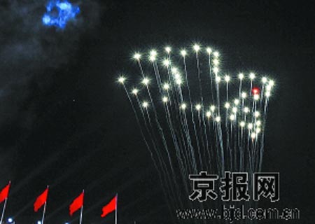 “和平鸽”烟花在北京上空绽放。新华社发