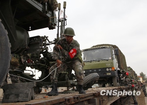 組圖濟南軍區某裝甲師進行鐵路裝卸載訓練