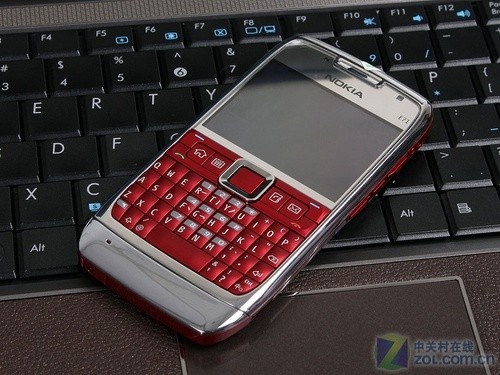 图为:红色诺基亚e71手机