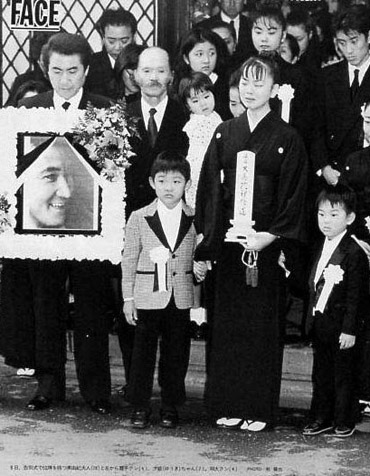 20年前松田优作葬礼上,龙平与翔太还小