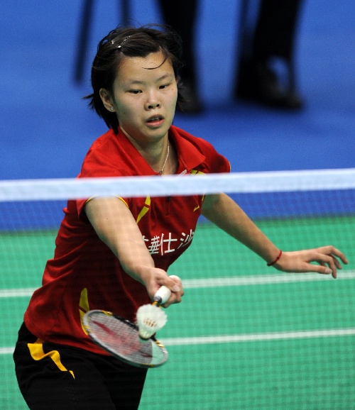 图文:羽毛球女子单打赛况 李雪芮在比赛中回球