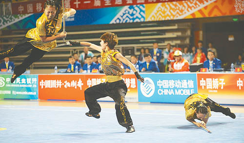 10月14日，天津队在女子对练的比赛中演练双刀进双枪。当日，在山东省滨州举行的第十一届全运会武术套路女子对练比赛中，天津队以9．78分夺得金牌。