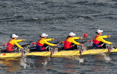 图文:全运会赛艇项目开赛 北京队选手比赛中