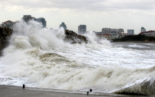威海海域出现大风大浪天气组图