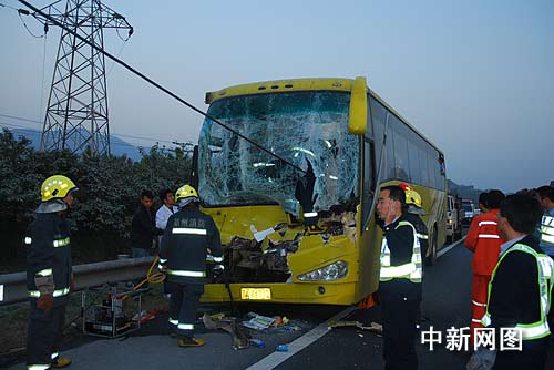 杭宁高速浙江湖州段24公里处,发起一起大客车与货车追尾的交通事故