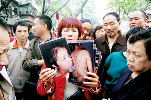 10月14日,謝才萍等人在重慶市第五中級人民法院受審,受害者家屬在法院