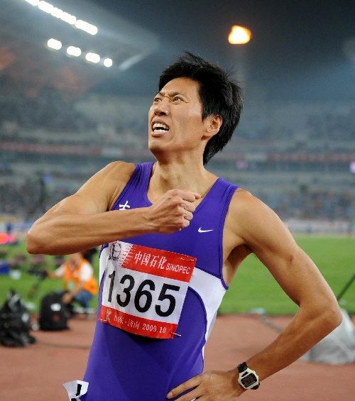 图文:孟岩获男子400米栏冠军 猛捶胸口庆祝