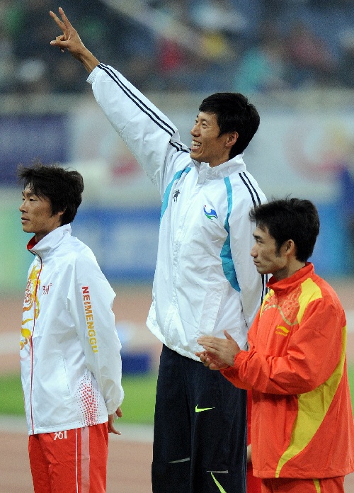 图文:男子400米栏颁奖仪式举行 冠军孟岩挥手
