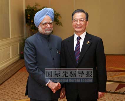 10月24日，正在泰国华欣出席东亚领导人系列会议的中国国务院总理温家宝会见印度总理辛格。本报记者 庞兴雷/摄