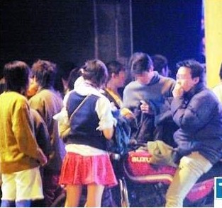 裙子有点短哦，小妹妹