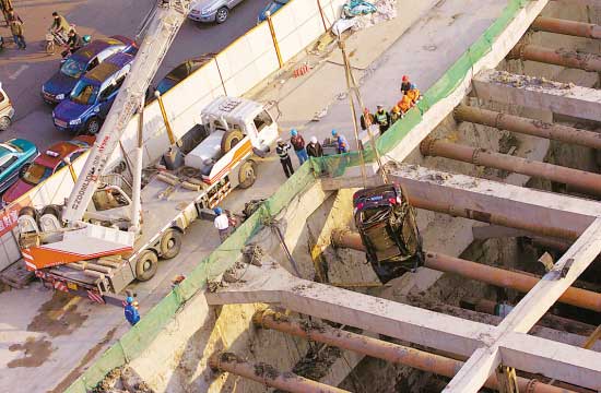 母親錯把油門當剎車 載著幼女衝下13米地鐵基坑