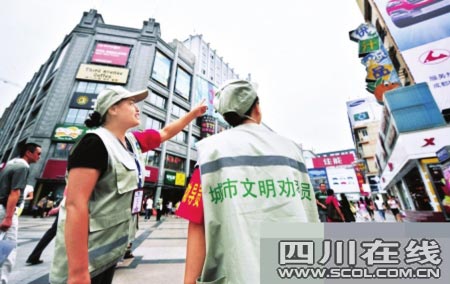 “妈妈城管”穿梭于闹市中（资料图片）
