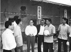 1984年,谷牧在深圳考察时看望工地上的建设者(左四为谷牧)