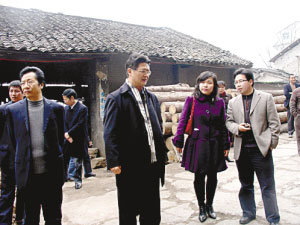忠县县委书记朱晞颜(左)与民众交谈