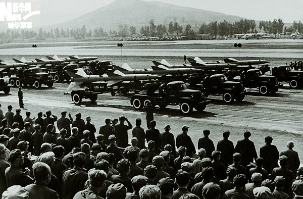 综合 1981年9月14日,空军参加华北地区军事演习和阅兵式.