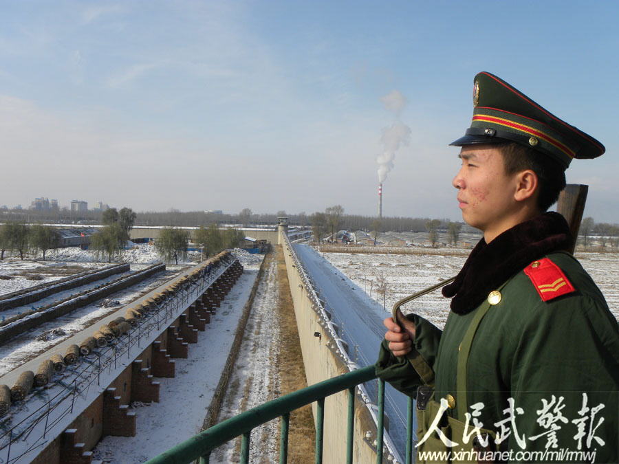 北京郊区某监狱监墙哨,武警官兵如雕塑般挺立在哨位上 图片来源