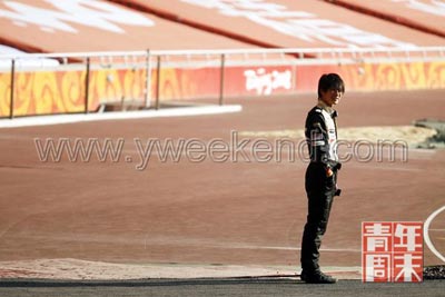 ◎11月3日，北京，忙于ROC车王争霸赛的韩寒现身鸟巢体育场 供图/司马(CFP)