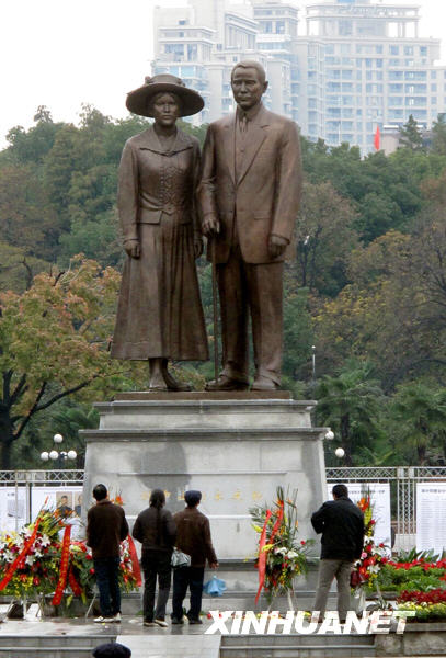 11月12日,武汉市民瞻仰孙中山与宋庆龄铜像.