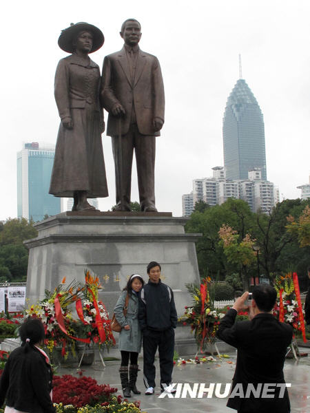 11月12日,武汉市民在孙中山与宋庆龄铜像前拍照留念.新华社发