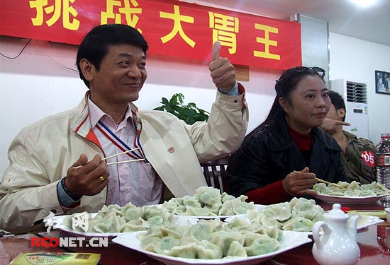 挑战中国大胃王潘一中(左一)吃饺子比赛在长沙举行