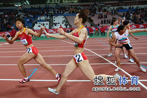图文:亚锦赛女子4x400米接力 陈琳正在接棒